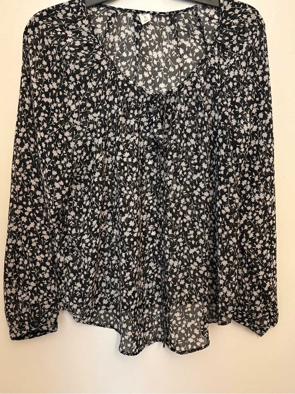 Women’s Black and White Floral Peasant Blouse size is XL